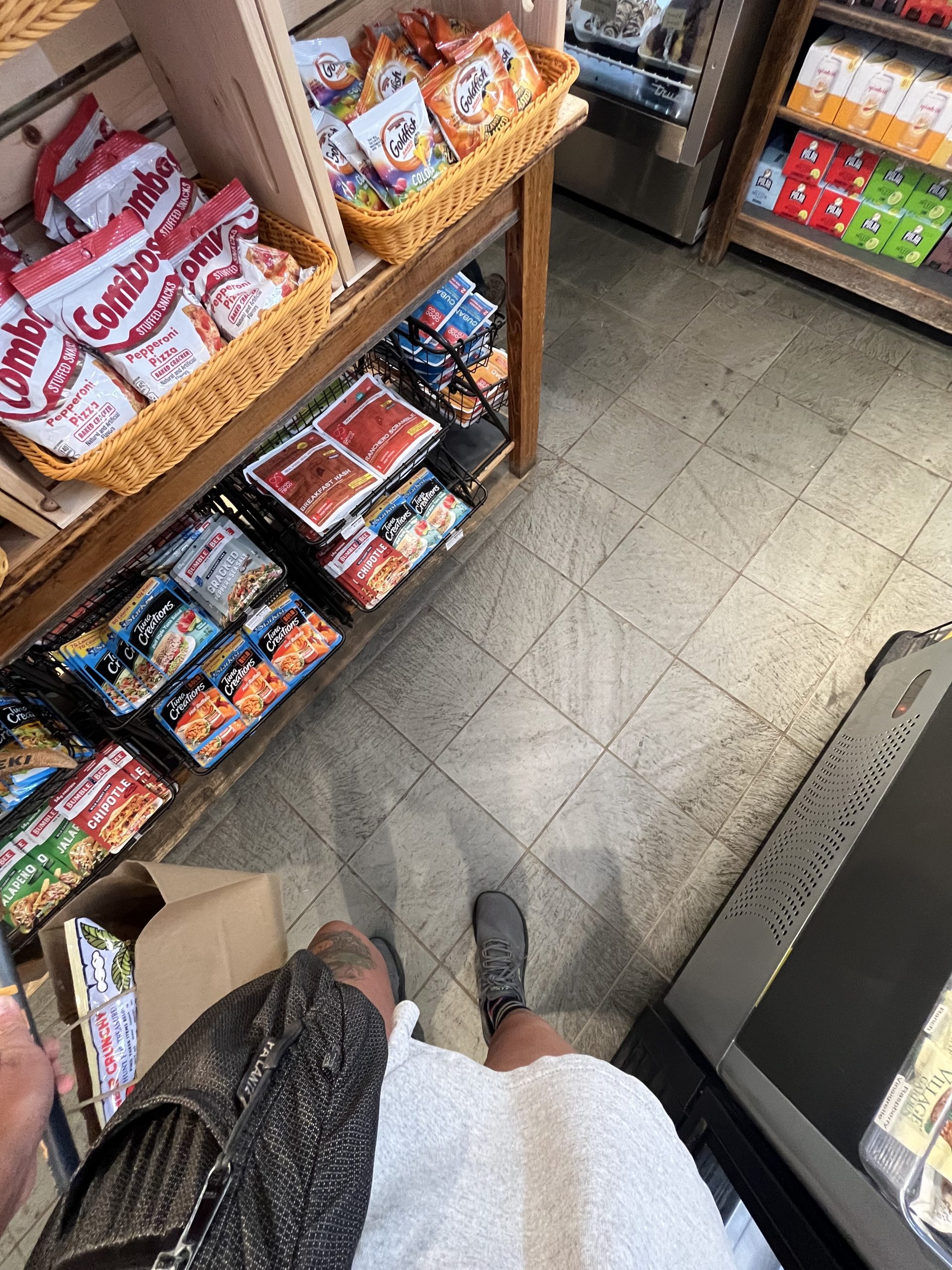Attente d’un sandwich au magasin général de Monson