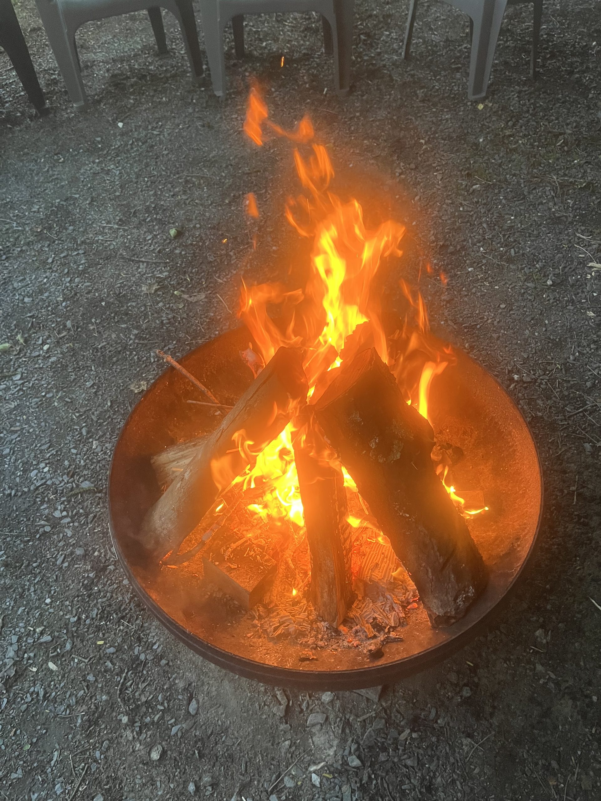 Moment de détente près du feu au soir