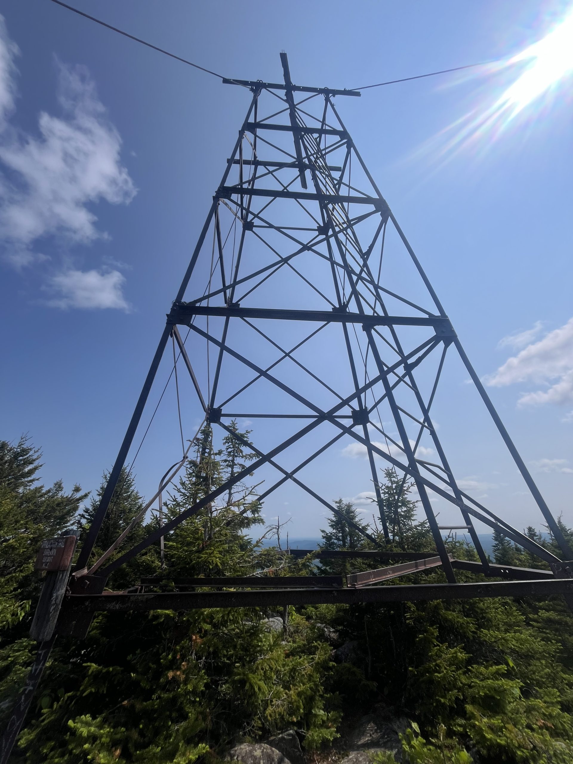 Montée vers un point élevé marqué par une tour de guet