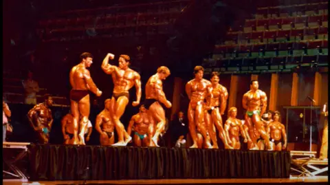 Arnold Schwarzenegger remportant un concours de culturisme dans l’Opéra en 1980