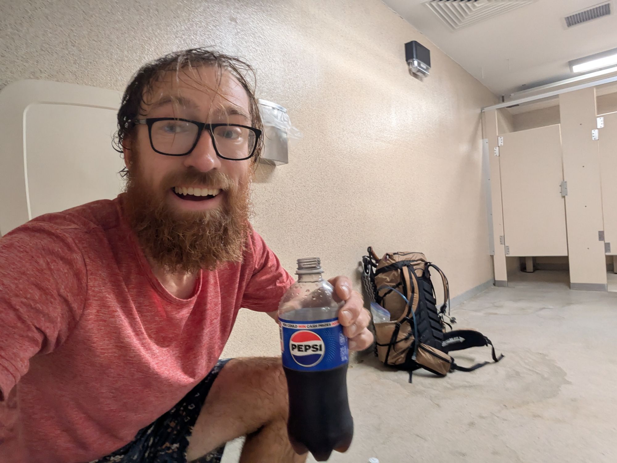 Pause détente avec une boisson gazeuse après la douche