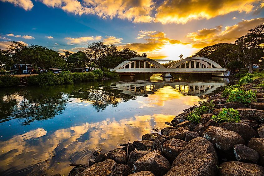 Lever de soleil sur le pont Anahulu Stream à Haleiwa, Oahu