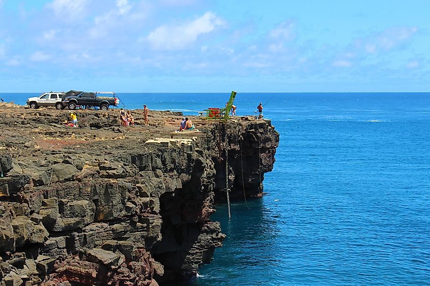 Pêcheurs locaux et touristes à Naalehu, Big Island, Hawaï