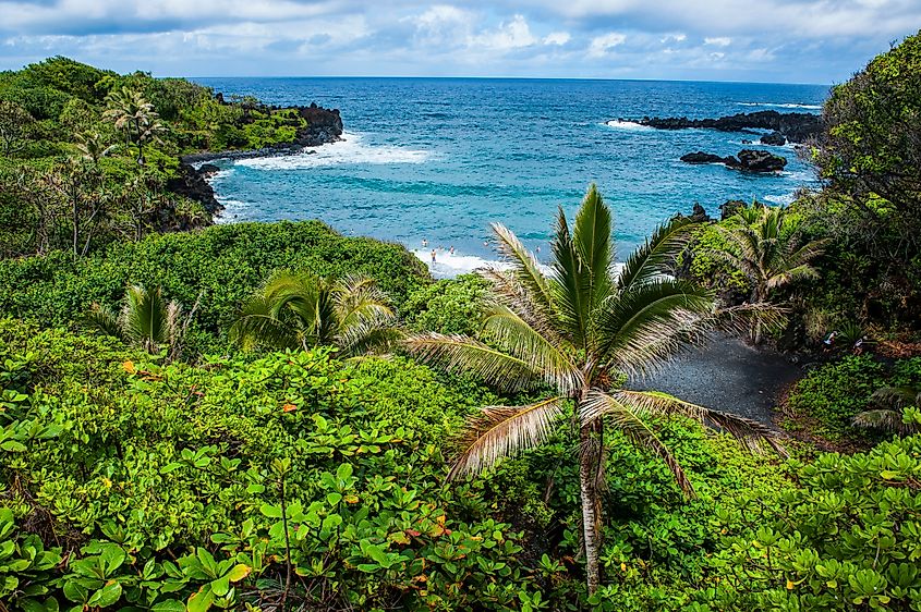 Plage Pailoa dans le parc d’état de Waianapanapa le long de la route vers Hana, Maui