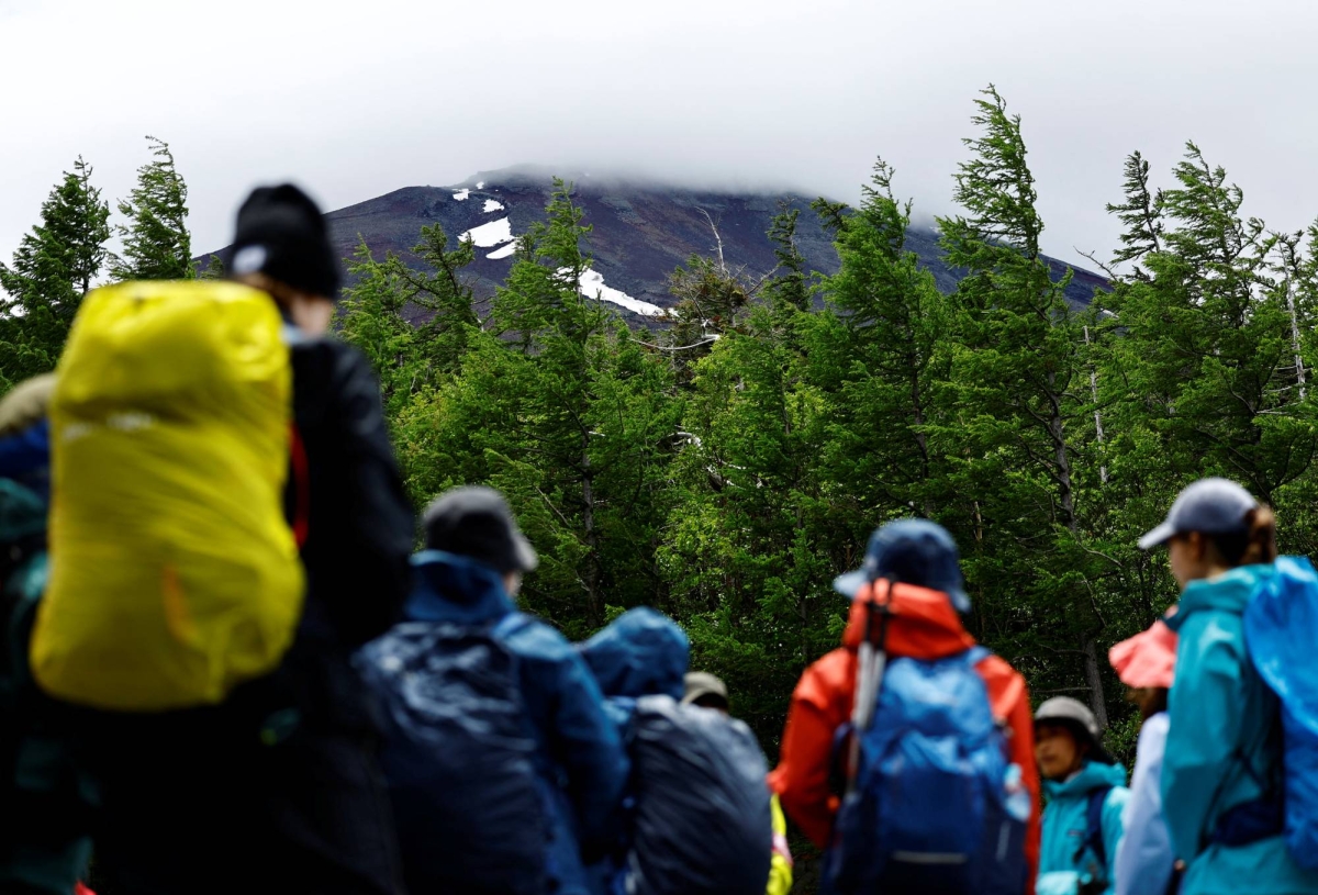 Des randonneurs se rassemblent à la cinquième station du mont Fuji.
