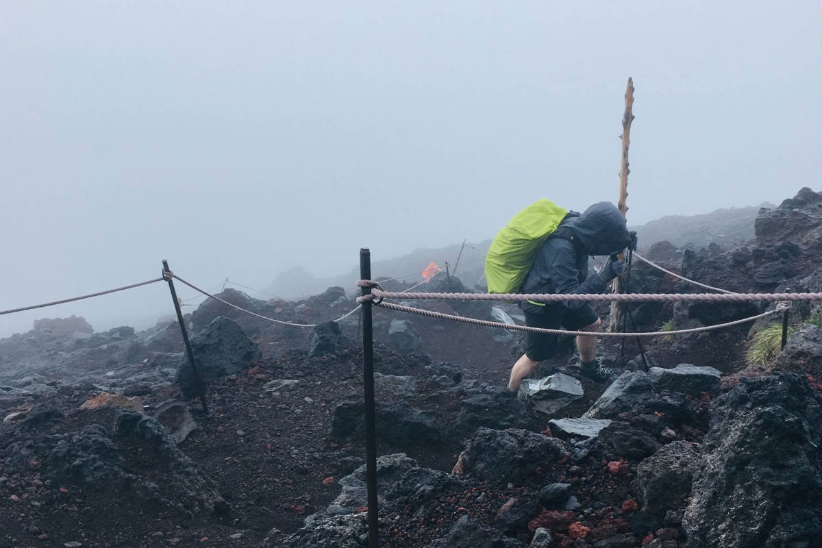 La météo au mont Fuji peut changer brusquement, les randonneurs doivent être prêts à diverses situations.