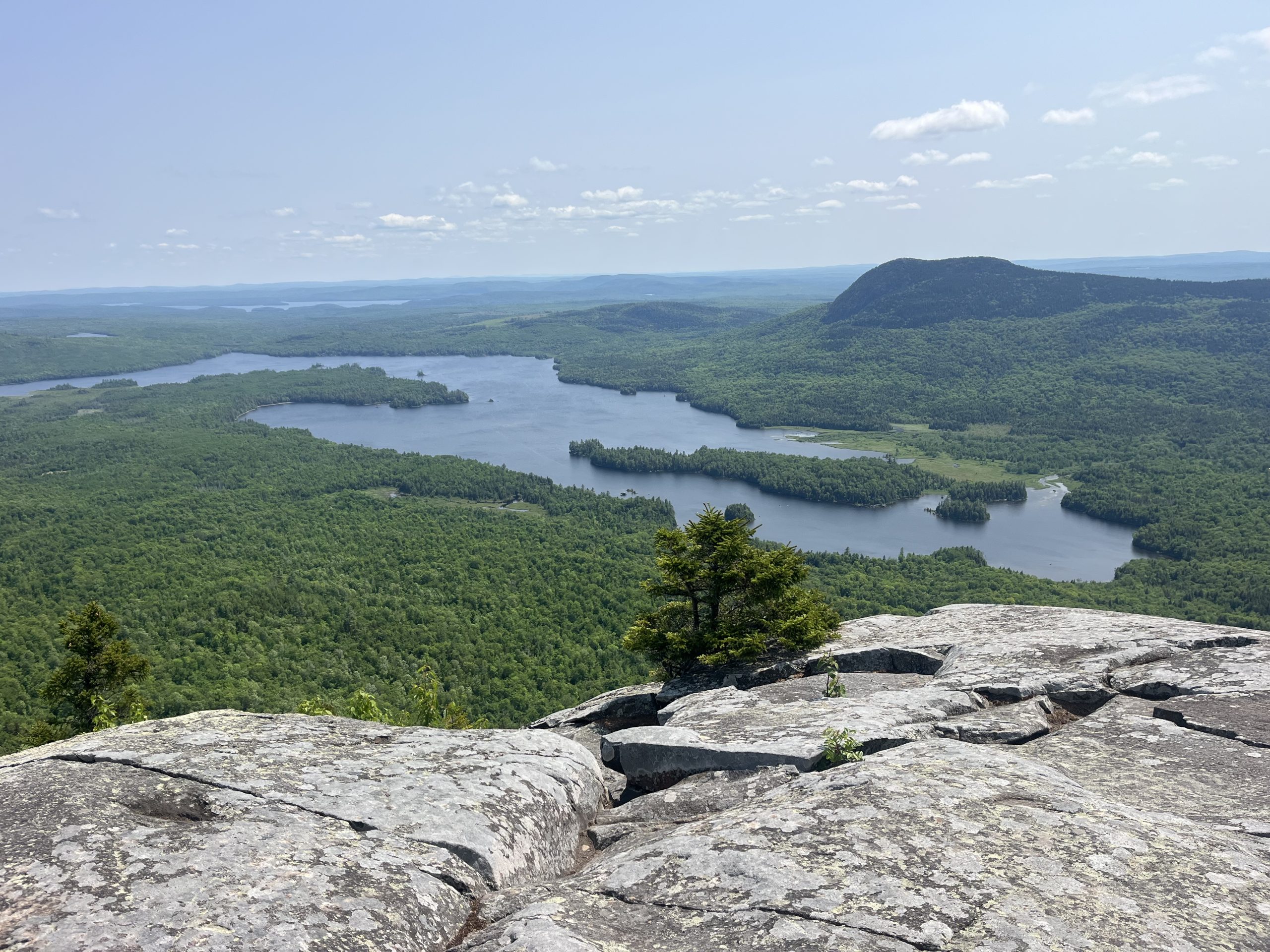 Vue époustouflante sur un lac depuis un point élevé