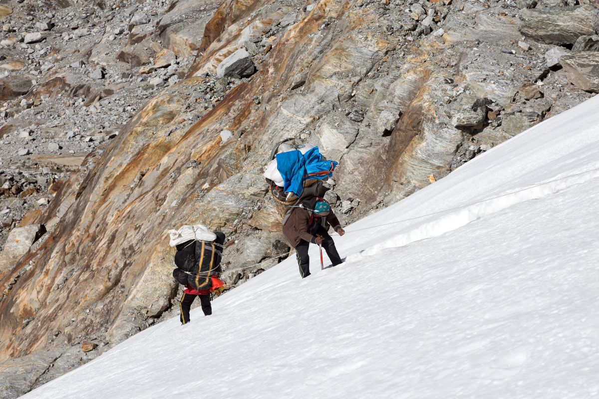 Randonneurs piégés par la neige après avoir planifié leur route avec ChatGPT