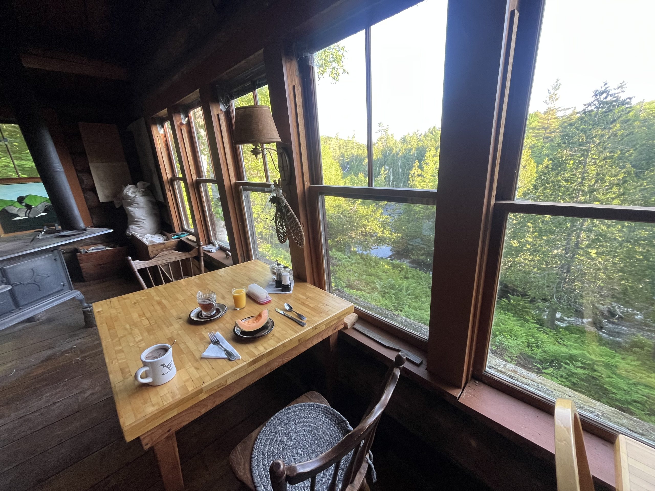 Petit-déjeuner avec vue sur la rivière
