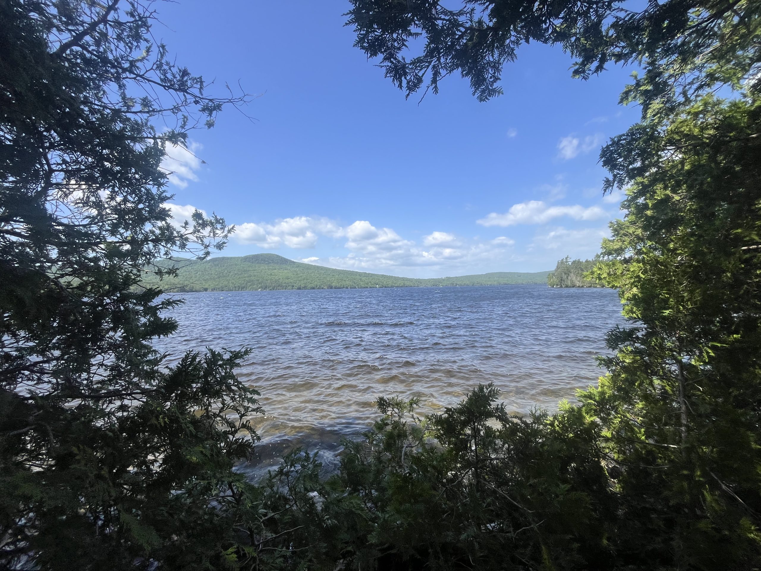 Lac au bord du sentier