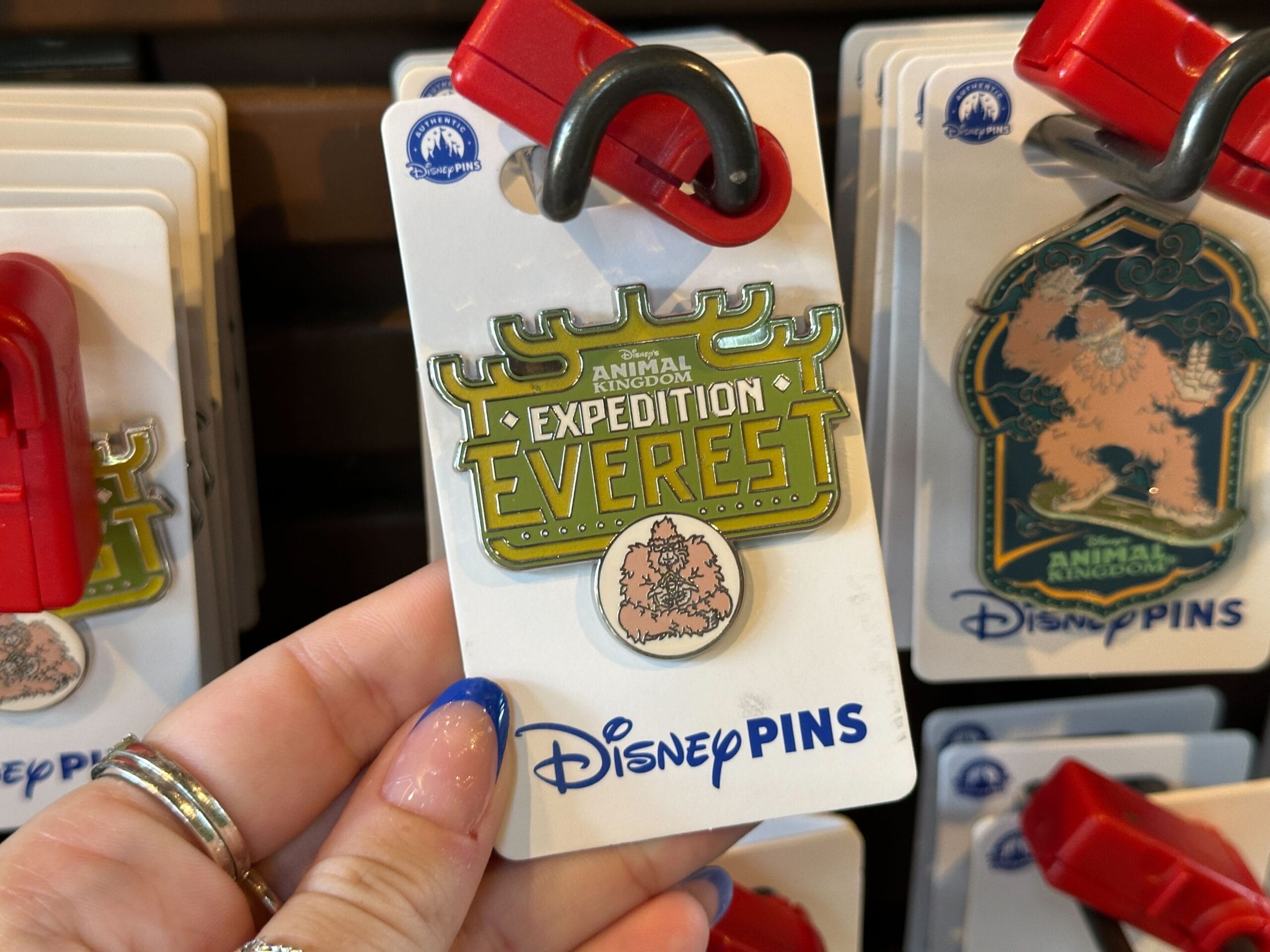 Pin's Expedition Everest avec logo vert et Yéti