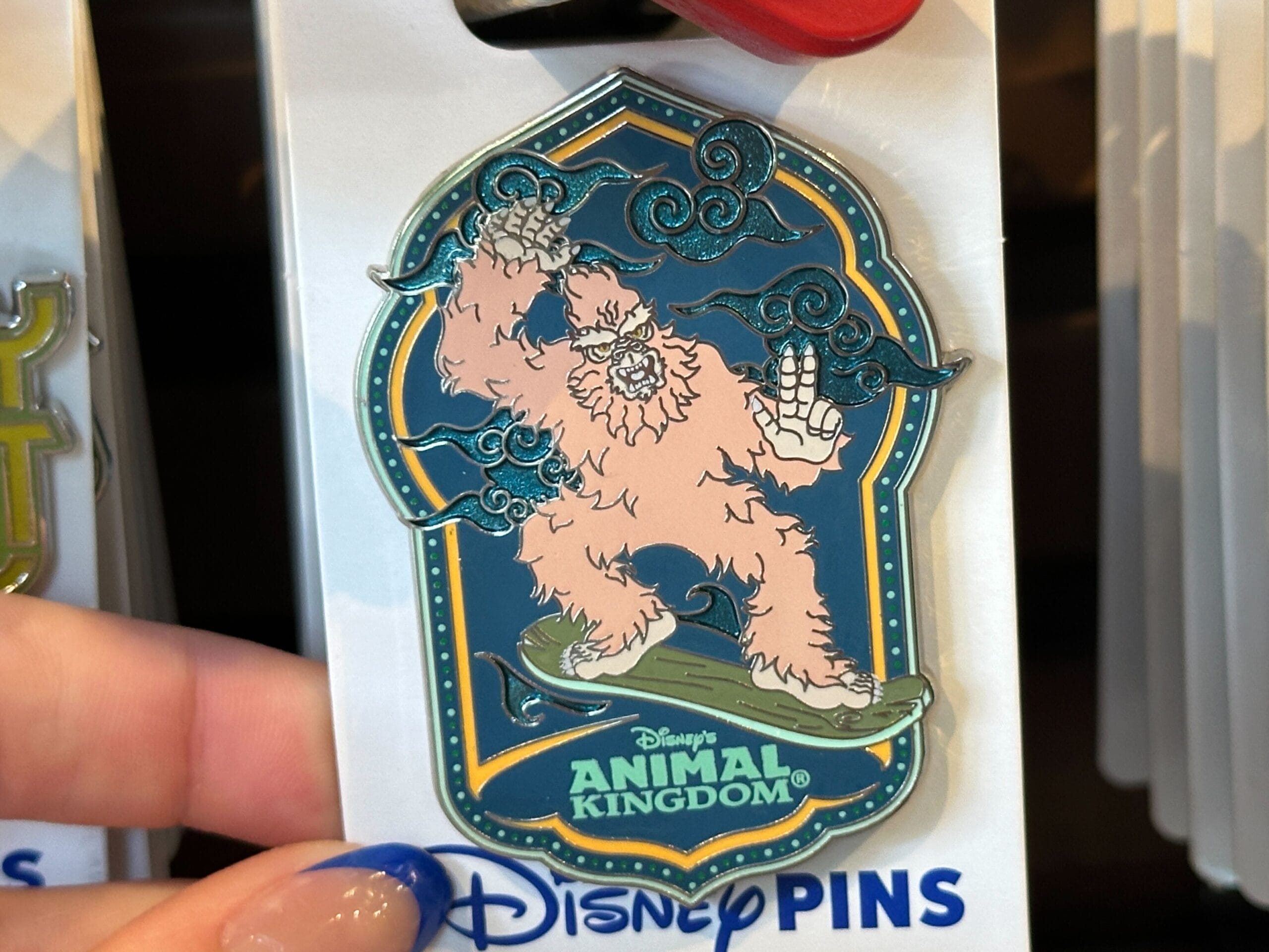 Pin's Disney Animal Kingdom Yéti rose en snowboard