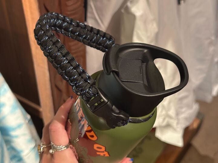 Gourde verte avec poignée en paracord