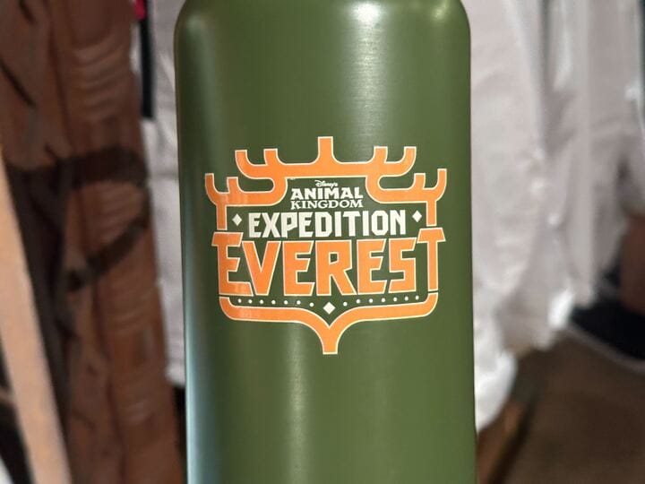 Gourde verte avec logo Animal Kingdom Expedition Everest