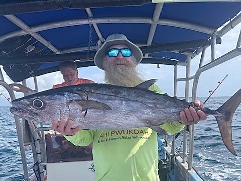 Buz Moffett tenant son poisson