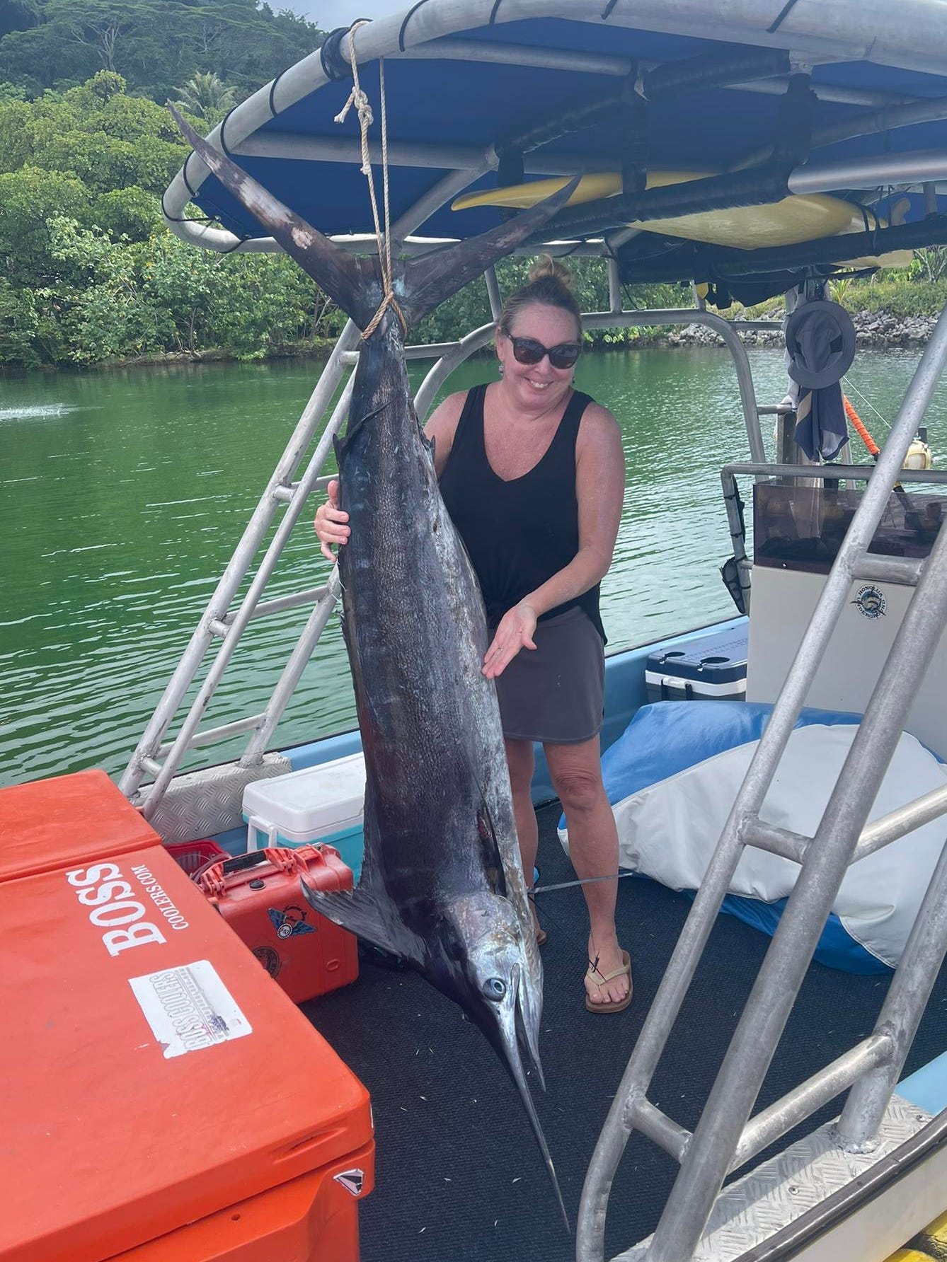 Liz posant avec un poisson