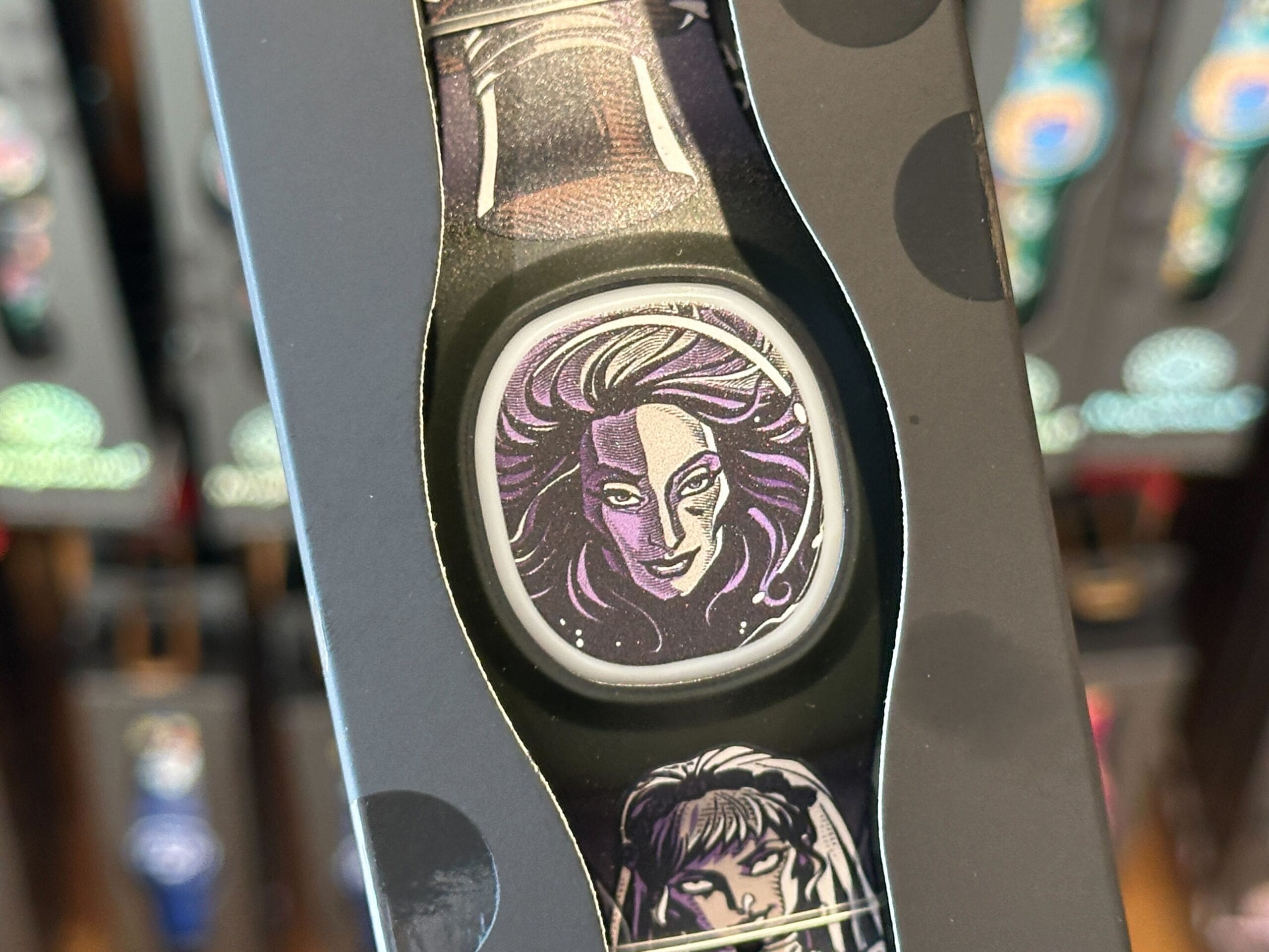 Détail de la sangle Haunted Mansion avec Madame Leota et le Hatbox Ghost
