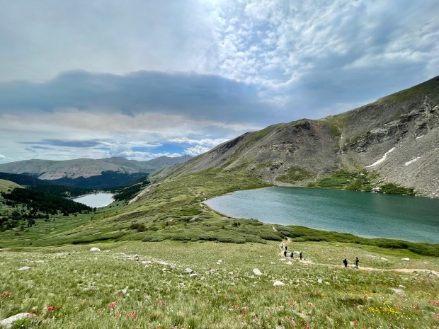 Sentier Silver Dollar Lake avec vue sur plusieurs lacs alpins