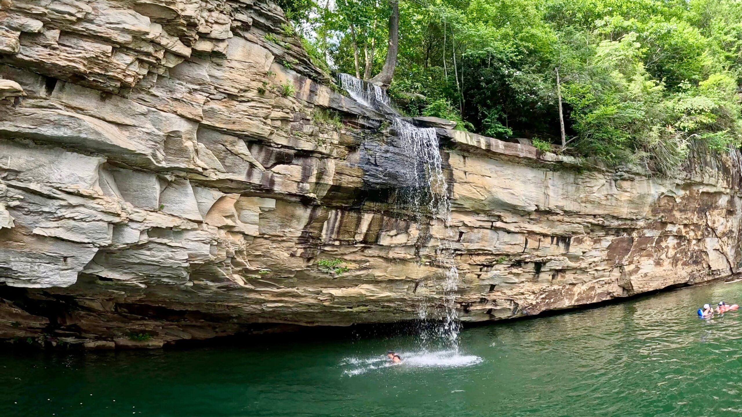 Cascade tombant dans le lac à Pirate’s Cove