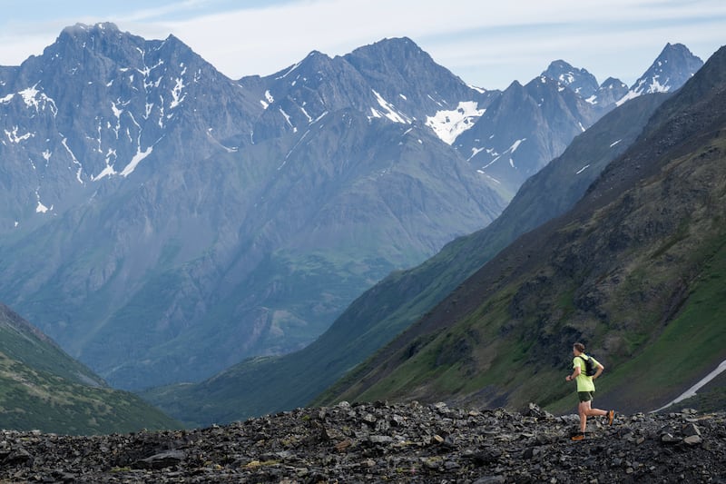 Jake Moe commence la descente depuis Crow Pass