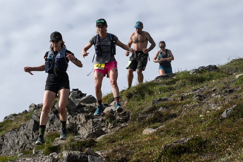 Coureurs sur un sentier rocheux près de Crow Pass
