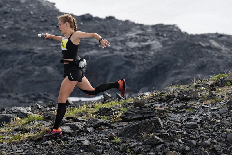 Shauna Severson passe le glacier Raven durant la descente de Crow Pass