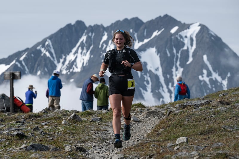 Zoe Munson passe au point de contrôle du Crow Pass