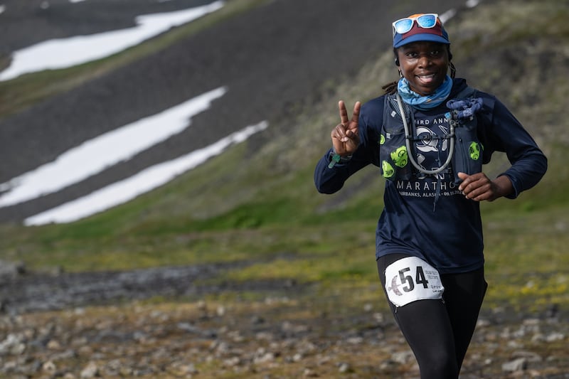 Stephanie Wright s’approche de Crow Pass