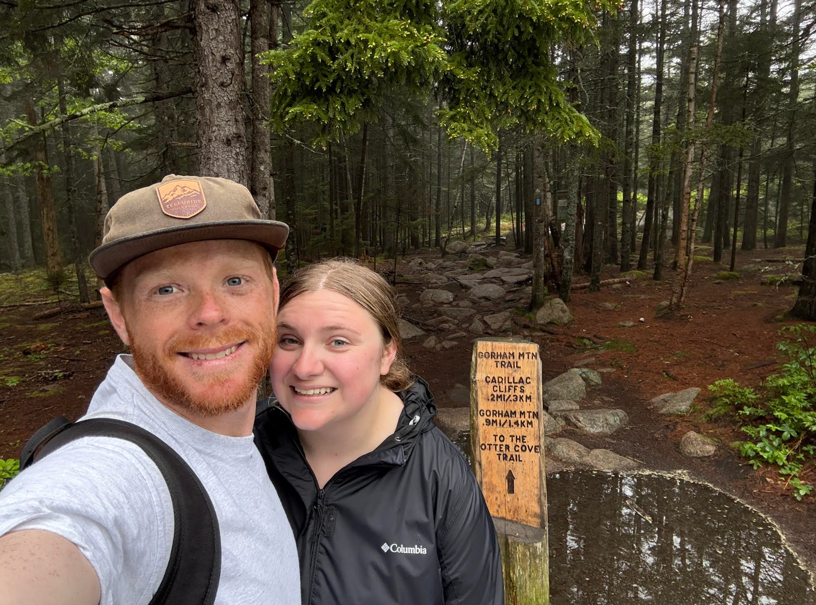 La rédactrice et son compagnon sur le sentier de Gorham dans le parc d'Acadia