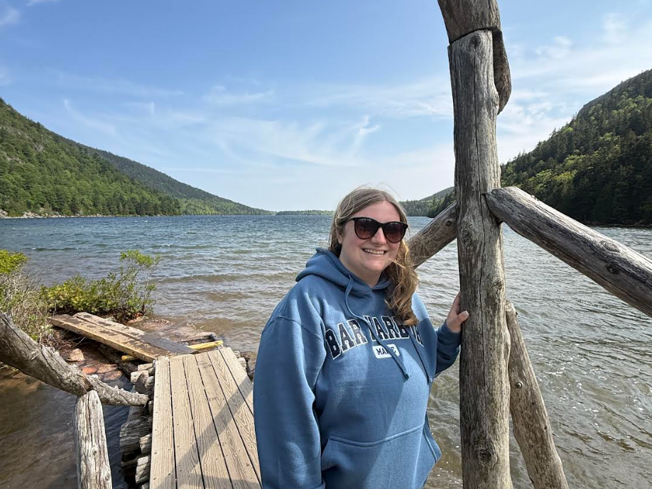 Rédactrice au bord de Jordan Pond dans le parc d'Acadia