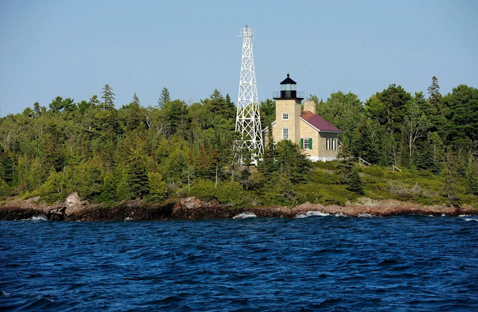 Les vagues du lac Superior, près du phare de Copper Harbor, accueillent les visiteurs revenant du parc national Isle Royale.