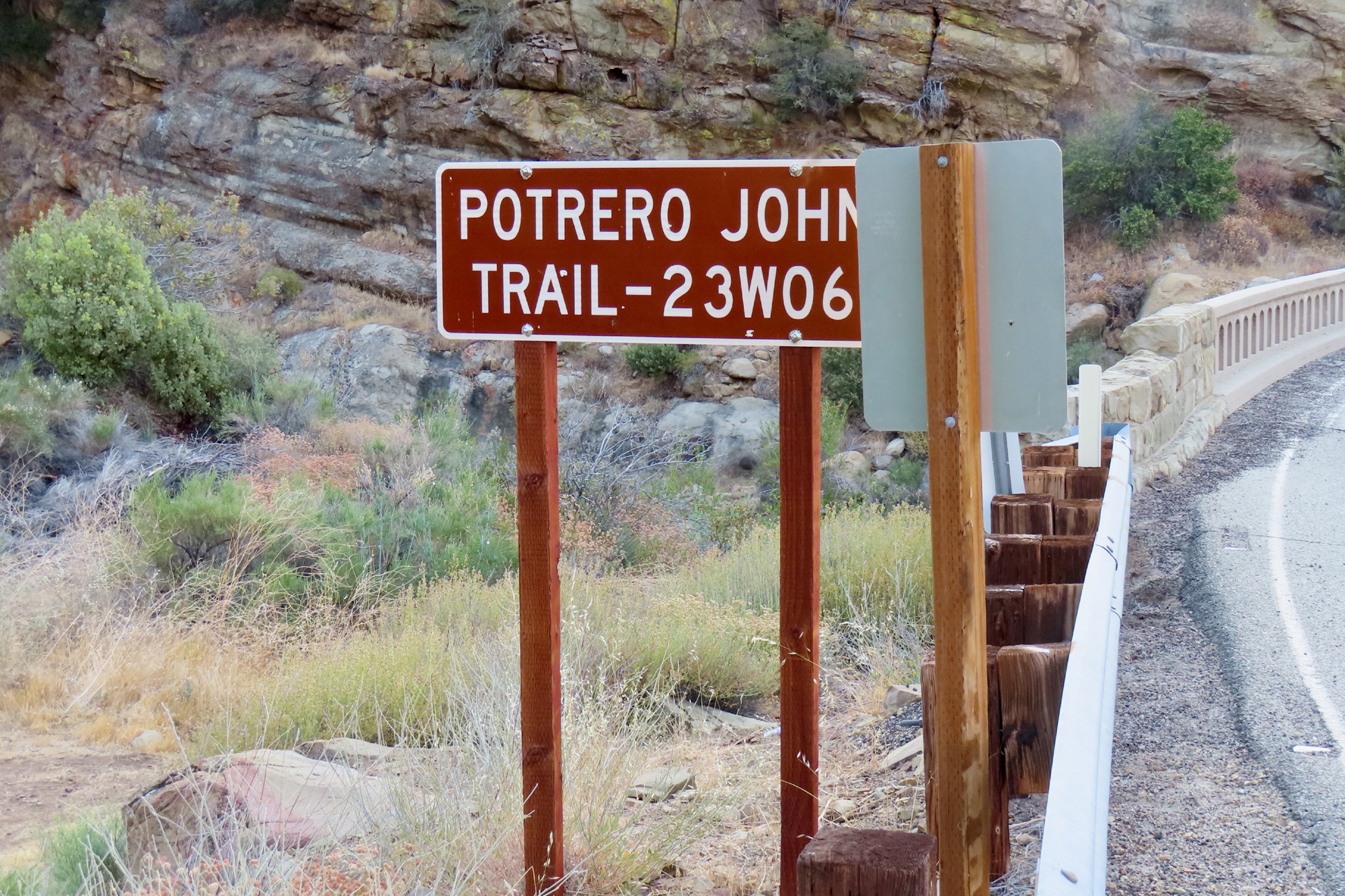 Panneau indiquant le sentier Potrero John sur la Highway 33