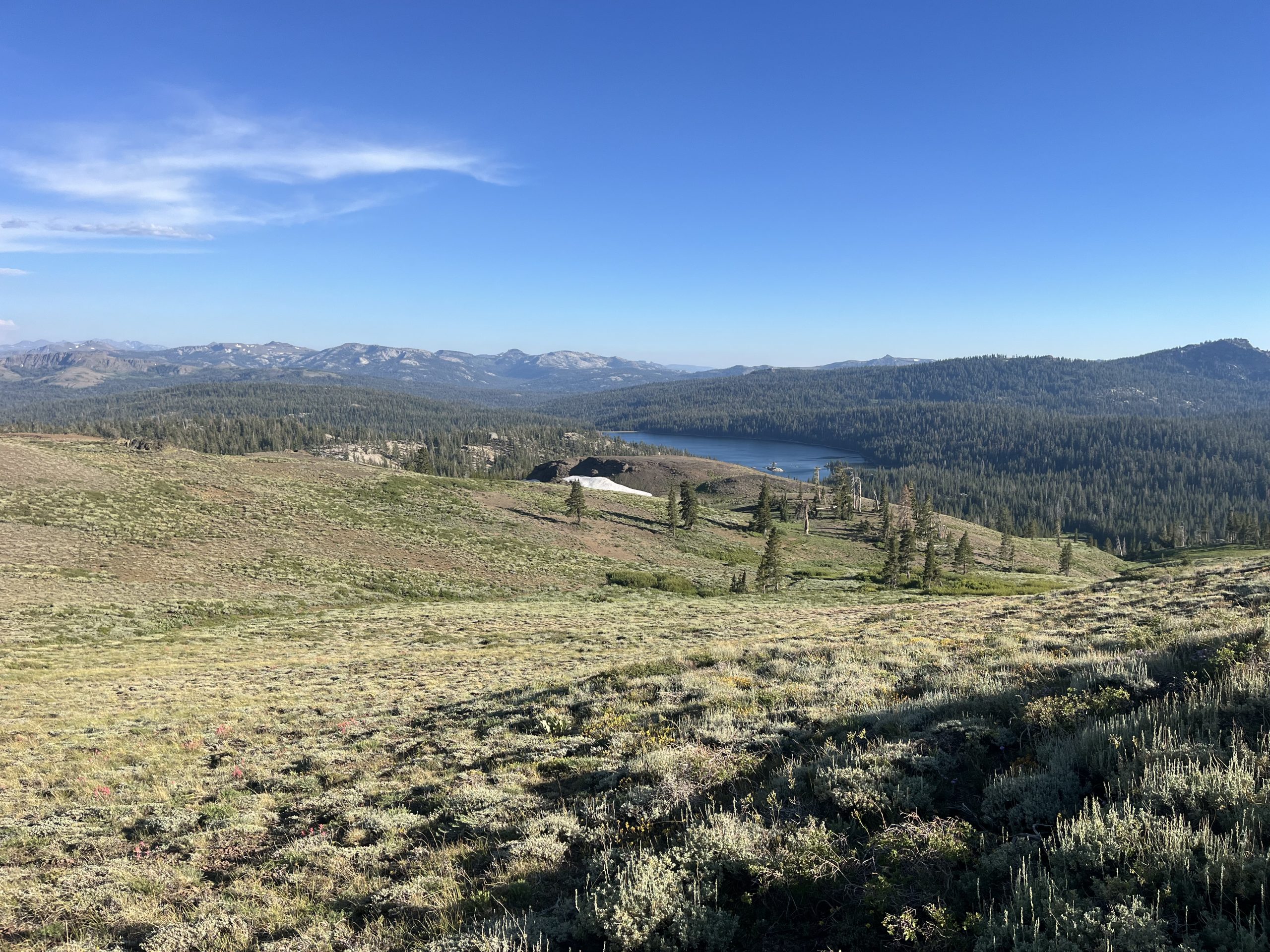 Vue sur un lac lointain