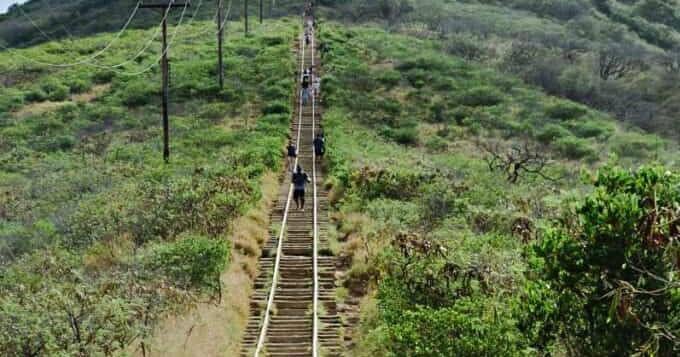 Adolescent gravement blessé après une chute sur le sentier du cratère Koko Head