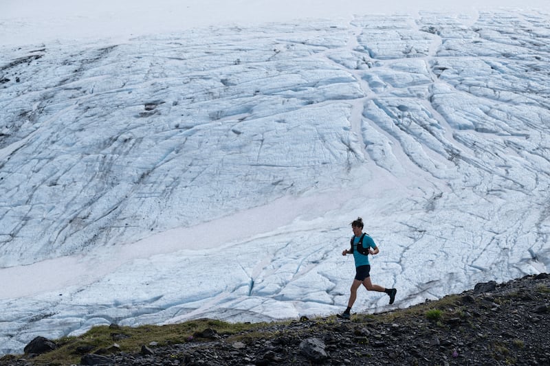 Participants lors de la course Crow Pass Crossing 2025