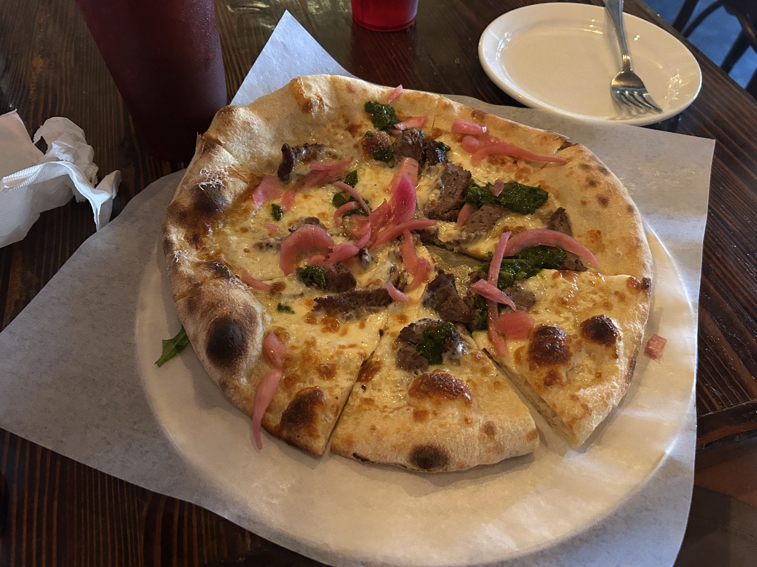 Pizza au steak dégustée en ville