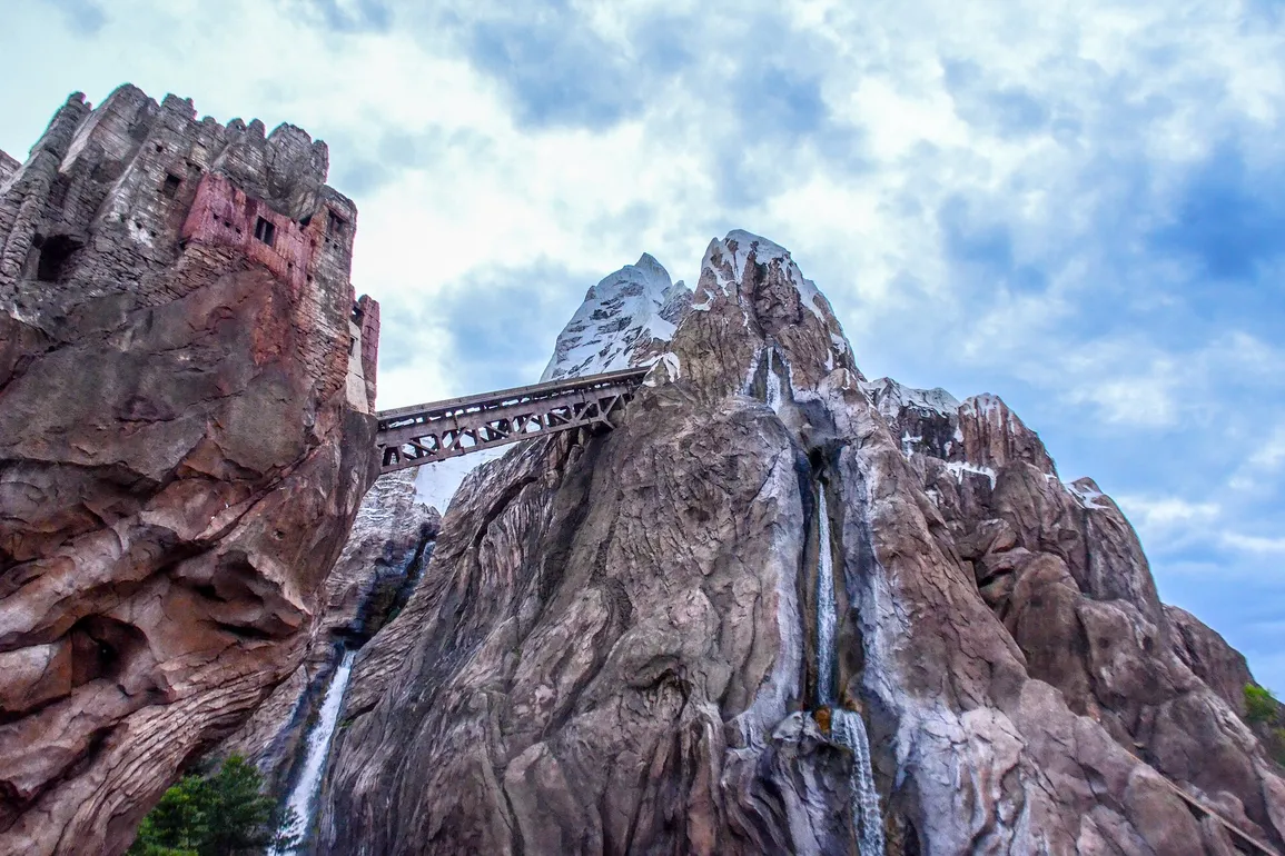Photo de l'attraction Expedition Everest, avec la montagne et les rails