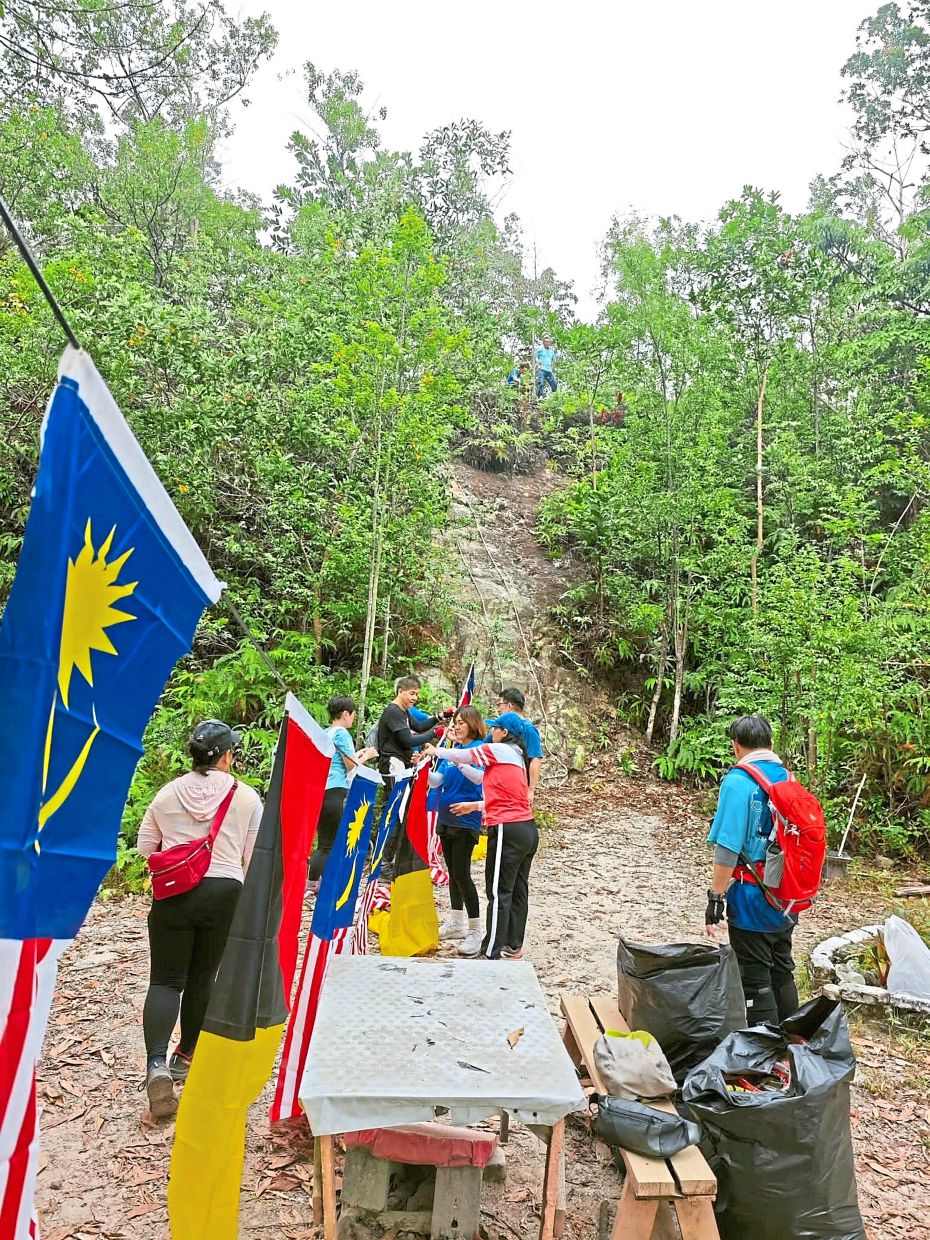 Le groupe d’entretien de la colline décore les sentiers avec les drapeaux nationaux