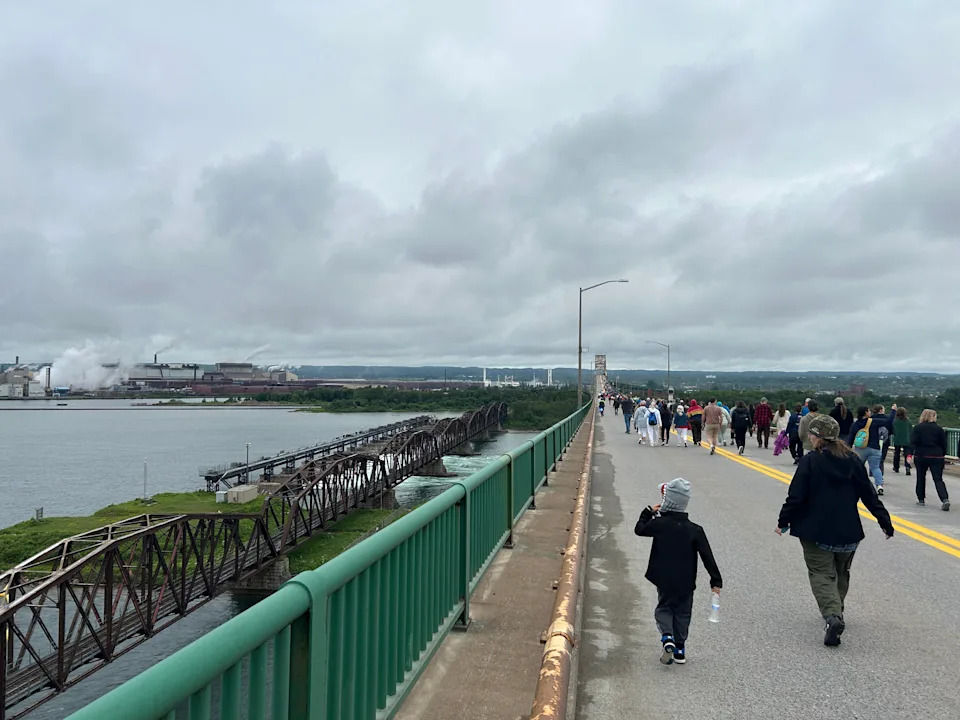 Vue sur la rivière St. Marys et les écluses Soo lors d'une marche sur le pont international, le 28 juin 2025.