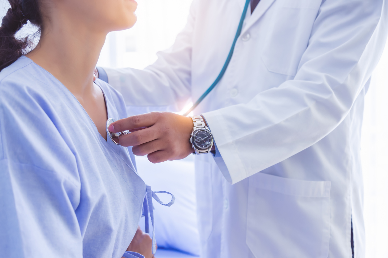 Docteur médecin stéthoscope, vérifier le rythme cardiaque, auscultation hôpital examen médical